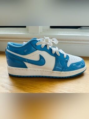 Nike Kids Low-Top Sneakers in Sky Blue and White